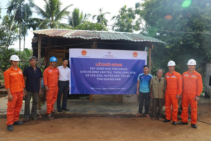 Đại diện Lãnh đạo Công ty Thủy điện Sông Tranh (thứ 2 từ phải sang) cùng lãnh đạo, cán bộ UBND xã Trà Sơn (Nam Trà My, Quảng Nam) dự lễ khởi công xây dựng nhà tình nghĩa cho hộ ông Đinh Văn Thu