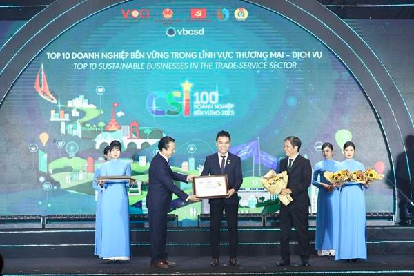 Ông nguyễn Thành Đạt GĐ Truyền Thôngp/Cty Herbalife VN nhận Giải thưởng CSI 2023