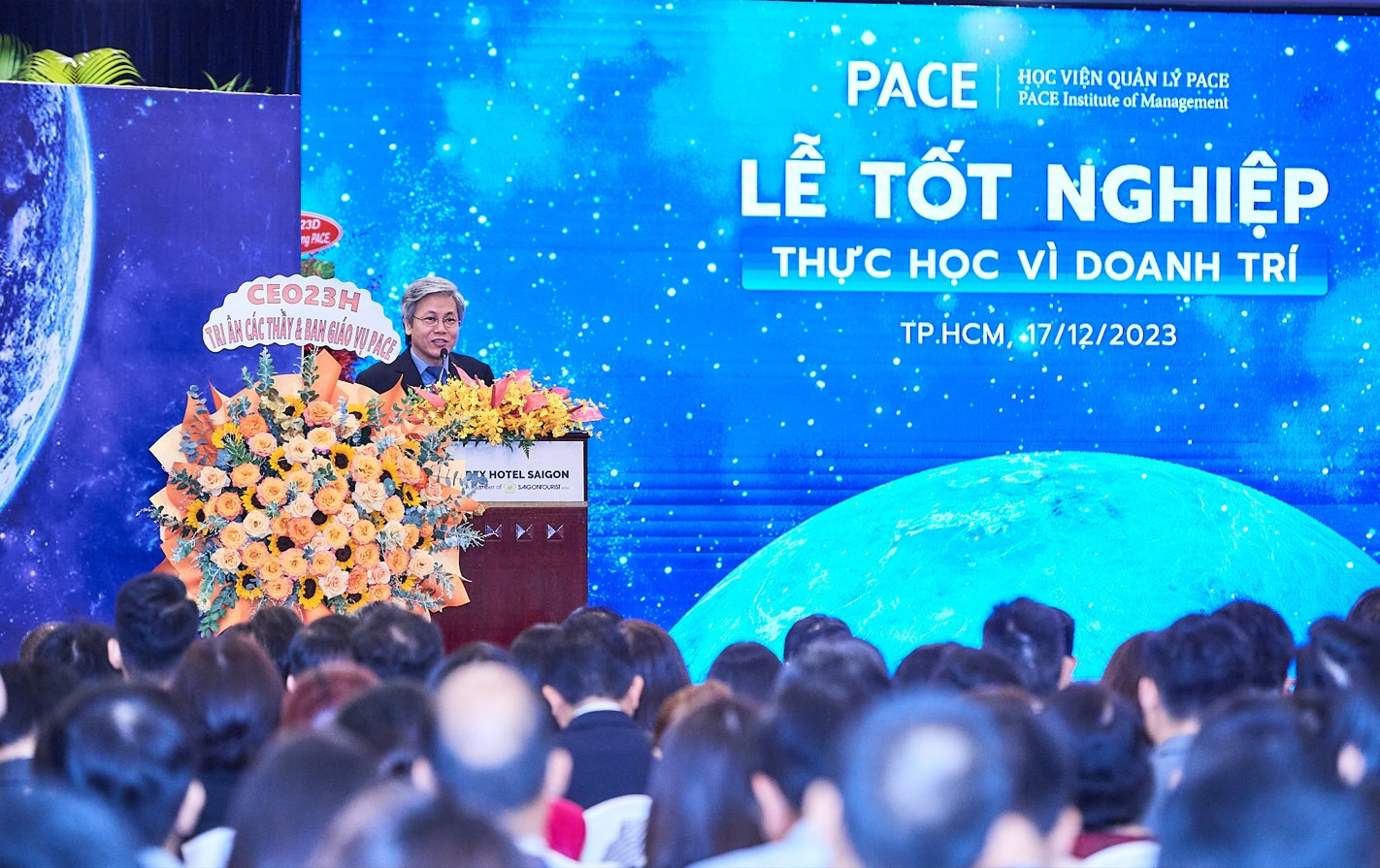 TS. Giản Tư Trung – người sáng lập Học viện Quản lý PACE đang chia sẻ về chủ đề trong buổi Lễ tốt nghiệp 2023.