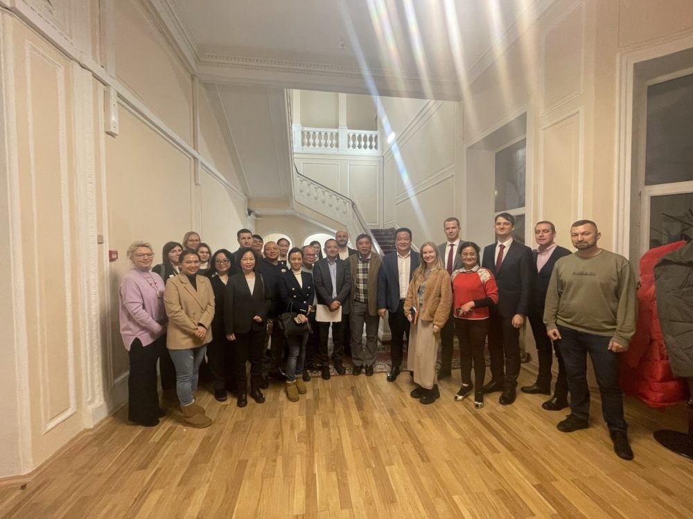 Đối thoại cuối năm với 2 doanh nhân Việt Đối thoại cuối năm với 2 doanh nhân Việt