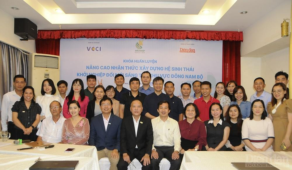 Các đại biểu và học viên chụp hình lưu niệm - Ảnh: Đình Đại.