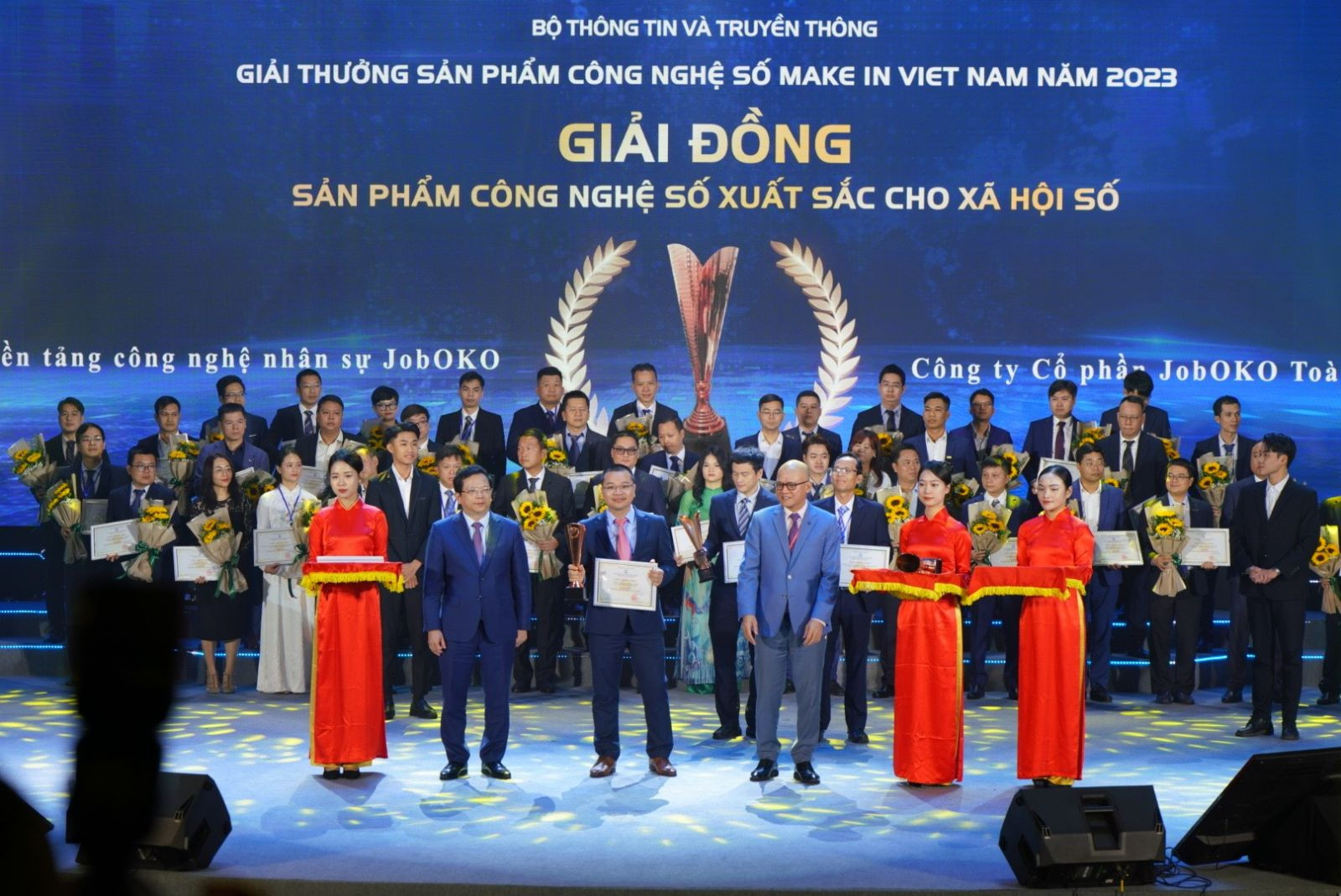 Ông Phạm Tuấn Anh, CEO Nền tảng công nghệ tuyển dụng JobOKO đại diện nhận giải thưởng của chương trình