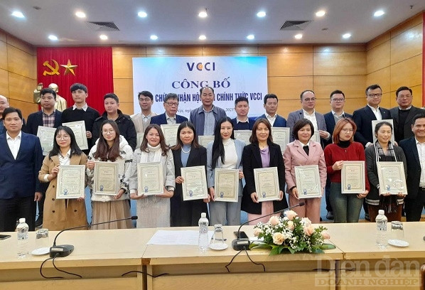 trao chứng nhận hội viên VCCI đợt 2 năm 2023 cho các hiệp hội, hội doanh nghiệp khu vực phía Bắc.