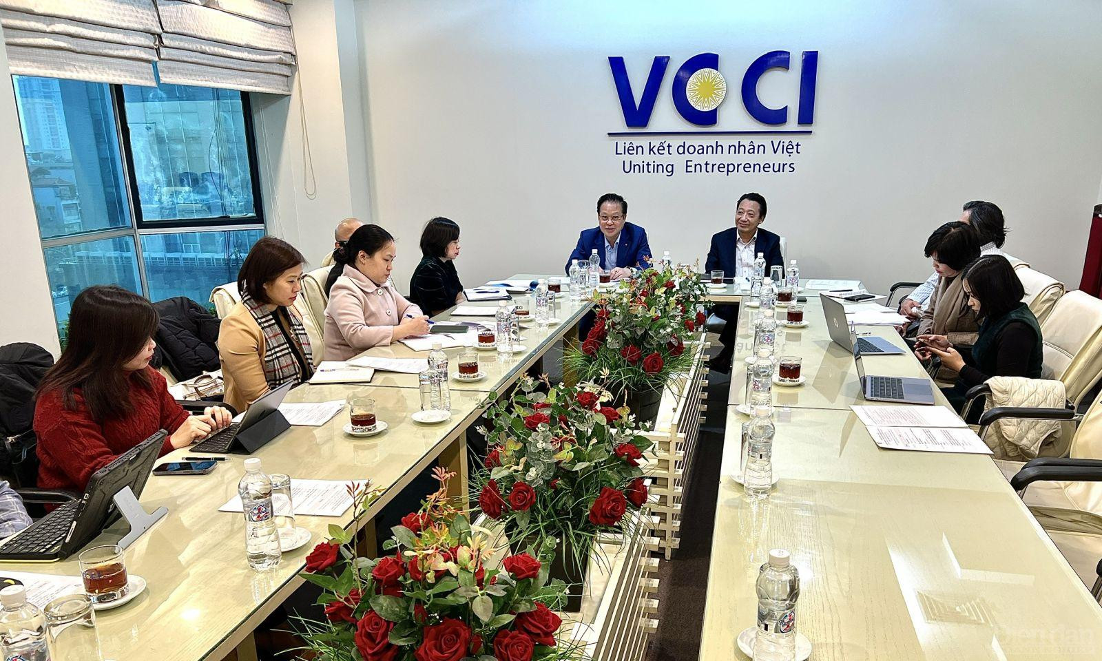 Toàn cảnh buổi làm việc tại trụ sở của VCCI sáng 22/12.