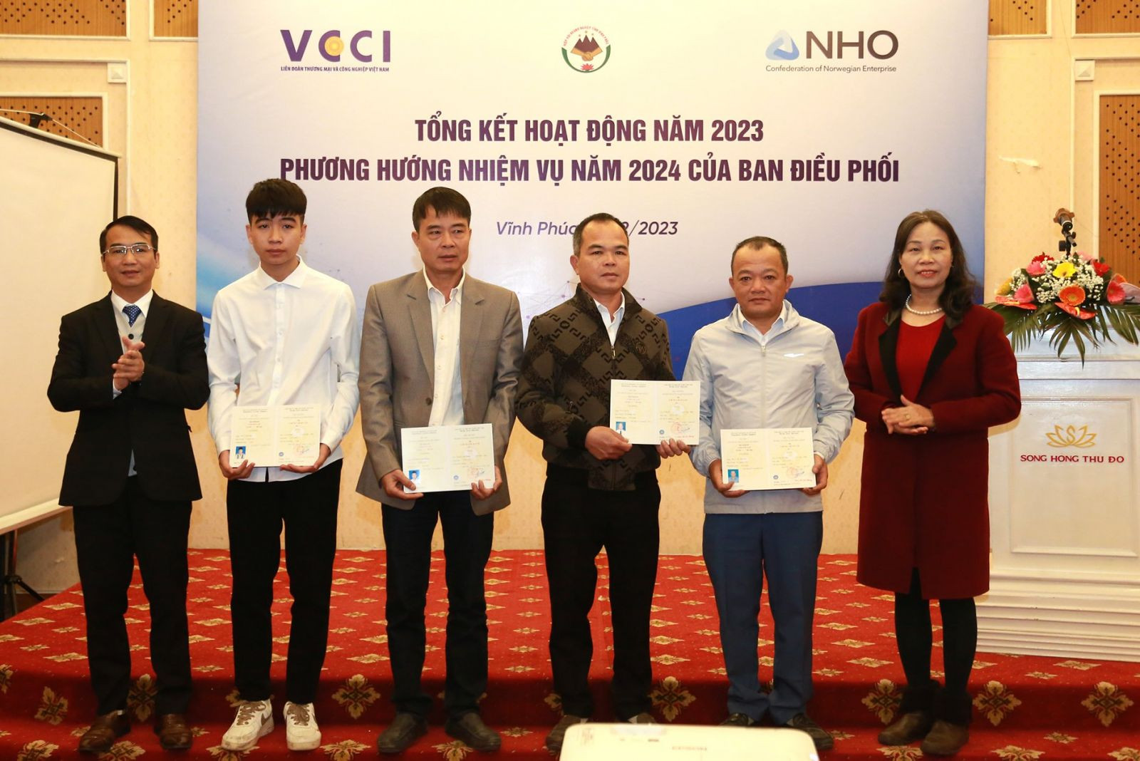 Đại diện lãnh đạo Hiêp hội Doanh nghiệp tỉnh Vĩnh Phúc và Trường Cao đẳng Cơ khí Nông nghiệp trao Chứng chỉ nghề sơn ô tô cho các học viên.