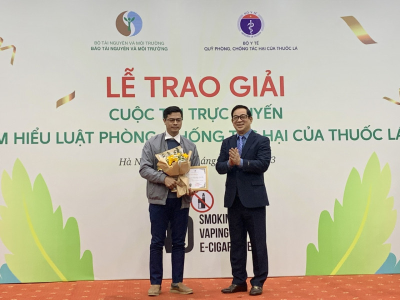 PGS.TS Lương Ngọc Khuê trao Giải Nhất cho Tập thể Trường Đại học TN&MT Hà Nội.