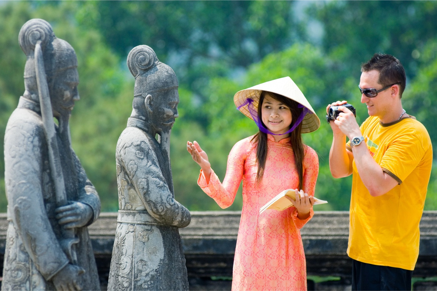  So với các nước trong khu vực, lao động du lịch Việt Nam còn hạn chế về kỹ năng mềm, khả năng ngoại ngữ, kinh nghiệm, năng suất lao động và tính chuyên nghiệp.