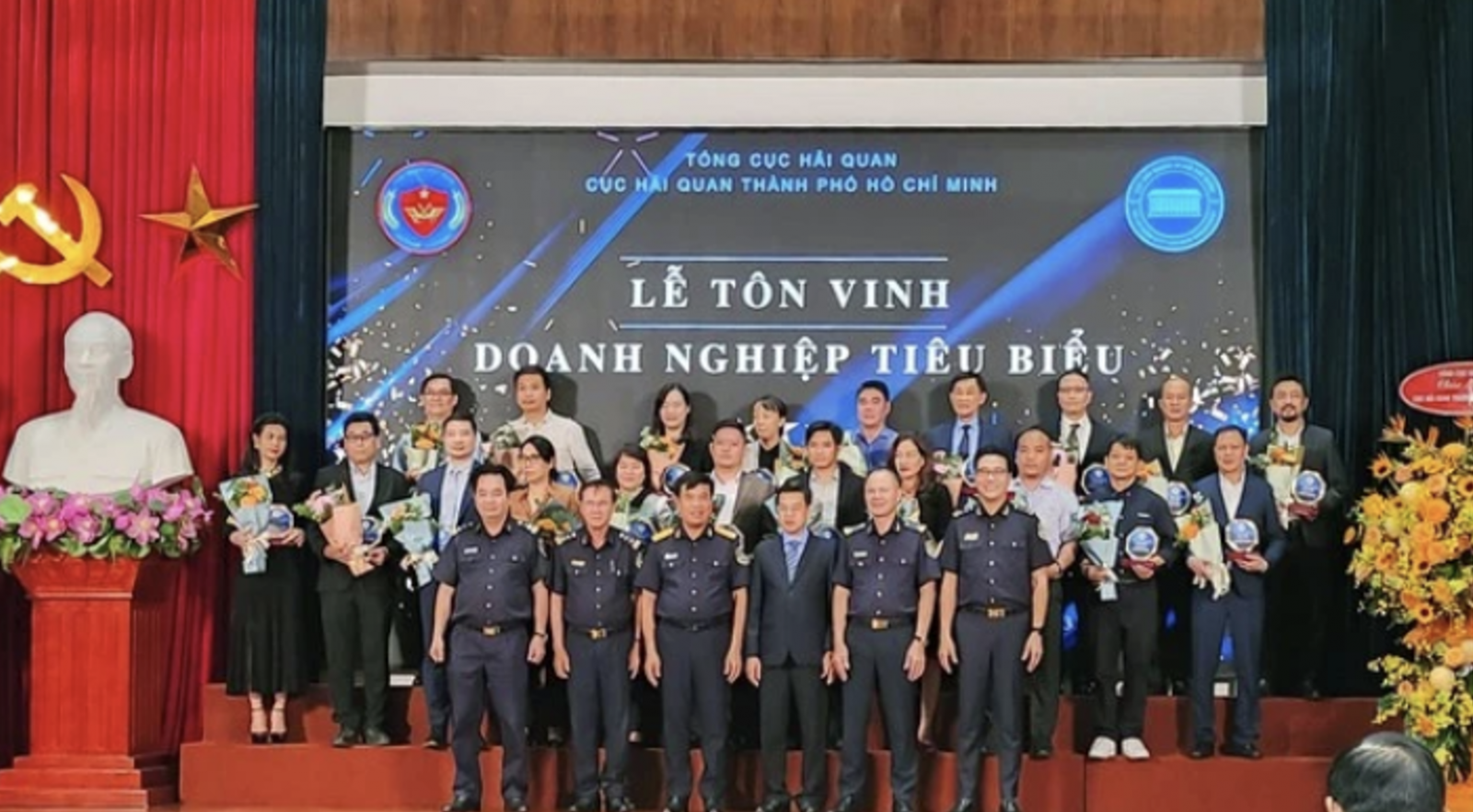 Ban tổ chức trao tuyên dương đến các doanh nghiệp tiêu biểu 2023.