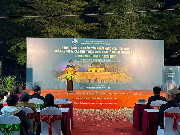 Ông Nguyễn Ngọc Phi, Phó Giám đốc sở Công thương tỉnh Vĩnh Phúc phát biểu tại không gian triển lãm, quảng bá, giới thiệu về tiềm năng, cơ hội kết nối giữa Hà Nội và các tỉnh thuộc vùng kinh tế trọng điểm Bắc Bộ - Kết nối cùng phát triển - “Link to Grow”