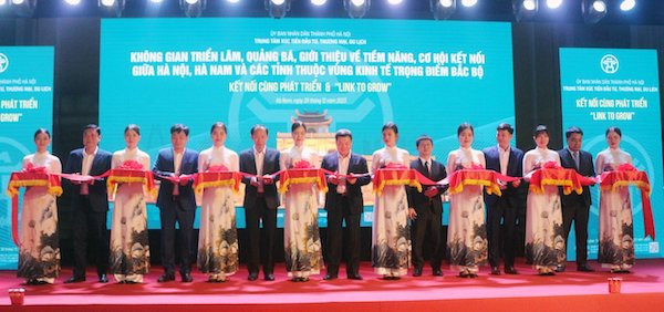 Ông Bùi Duy Quang – Phó Giám đốc HPA cùng ông Nguyễn Đức Vượng - Phó Chủ tịch UBND tỉnh Hà Nam; Ông Đỗ Hoàng Hải - Chánh Văn phòng UBND tỉnh Hà Nam; Ông Lê Nguyên Ngọc - Giám đốc Sở Công Thương tỉnh Hà Nam; Ông Lê Hoàng Thuyên - Giám đốc Sở NN&PTNT tỉnh Hà Nam; Ông Nguyễn Văn Đoàn - Phó Giám đốc Sở KH&ĐT tỉnh Hà Nam.