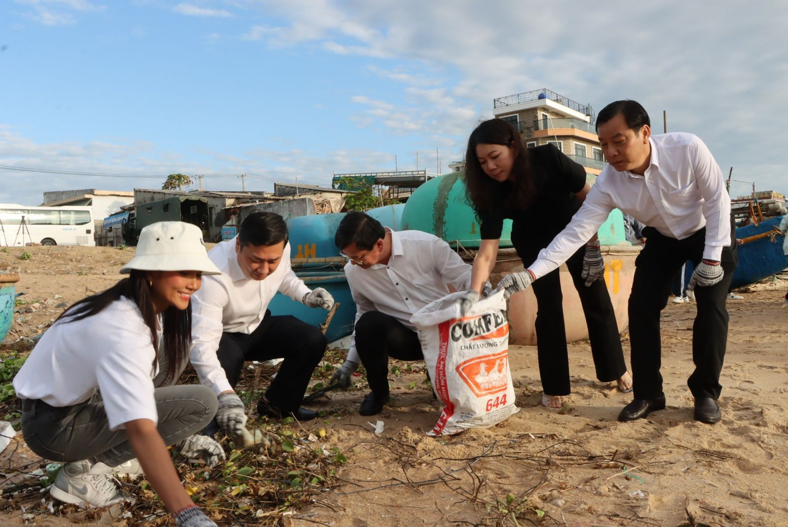 Lãnh đạo tỉnh Bà Rịa – Vũng Tàu, huyện Đất Đỏ, hoa hậu H'Hen Niê thu gom rác làm sạch bãi biển Phước Hải