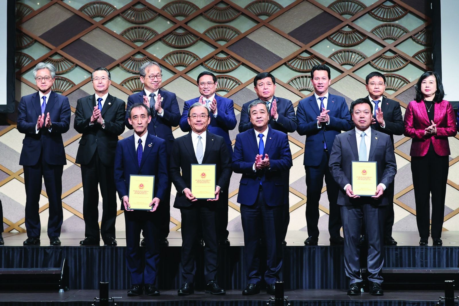  Ông Ngô Đông Hải, Bí thư Tỉnh ủy Thái Bình trao giấy chứng nhận đầu tư dự án nhà máy điện khí LNG trị giá gần 2 tỷ USD cho liên danh 3 nhà đầu tư của Nhật Bản và Việt Nam. Ảnh: Nhật Bắc