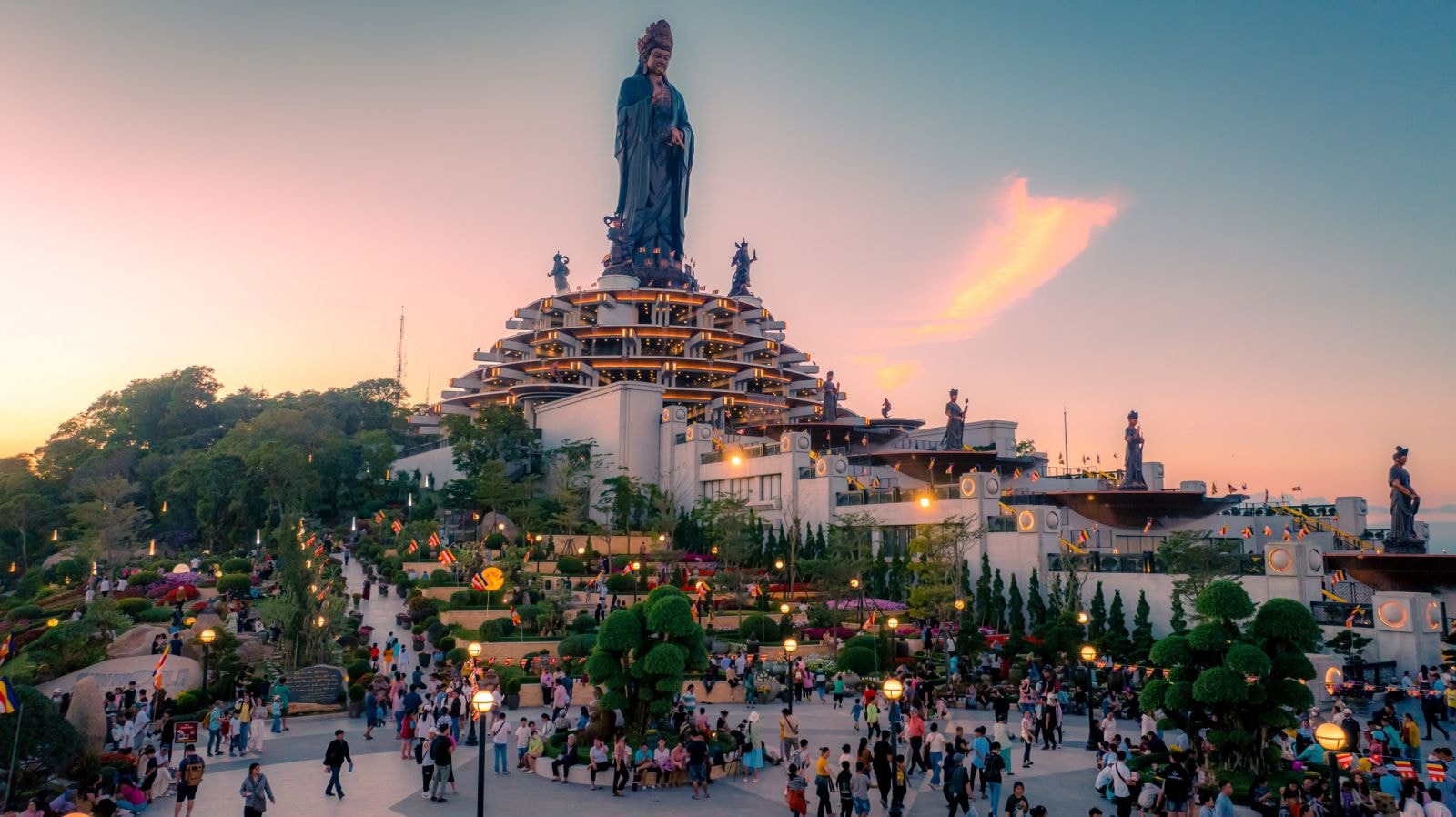 Núi Bà đã cán mốc 5 triệu lượt khách từ 4h chiều ngày cuối cùng năm 2023