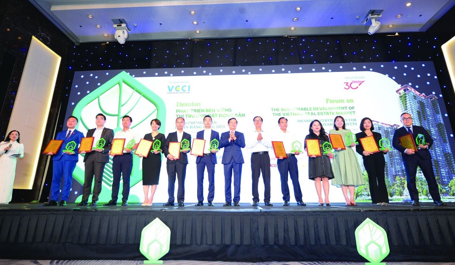  Ban tổ chức chương trình bình chọn “Dự án đáng sống 2022” trao giấy Chứng nhận cho các dự án