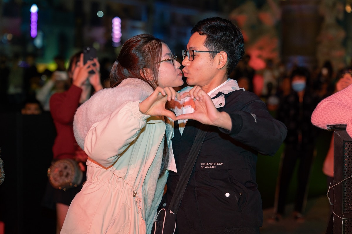 Trong không khí rộn ràng năm mới,p/những cái ôm yêu thương, những lời chúc với chan chứa hy vọng, may mắn và niềm hạnh phúc trọn vẹn đã được bày tỏ ngay tại không gian thơ mộng của Grand World Hà Nội