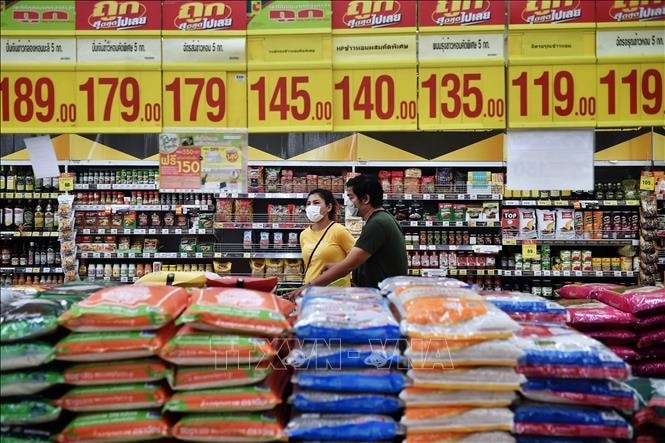Giá các loại Gạo được bày bán tại siêu thị ở Bangkok, Thái Lan. Ảnh: AFP/TTXVN 