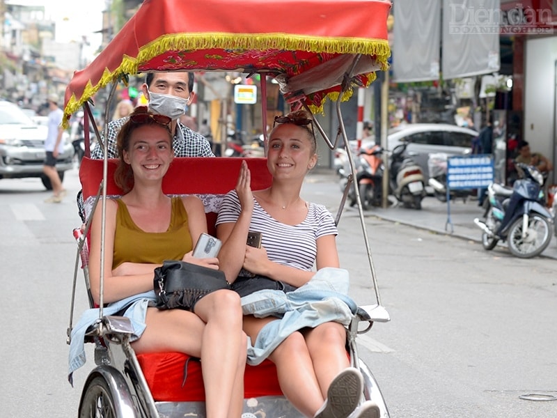 Năm 2024, dự báo tăng trưởng kinh tế tiếp tục gặp nhiều thách thức, chịu tác động của nhiều yếu tố bên ngoài trong đó có sự suy giảm nhu cầu toàn cầu. Tuy nhiên lĩnh vực đầu tư công và dịch vụ sẽ hỗ trợ tăng trưởng, dự kiến đạt 5%. Ảnh: Quốc Tuấn