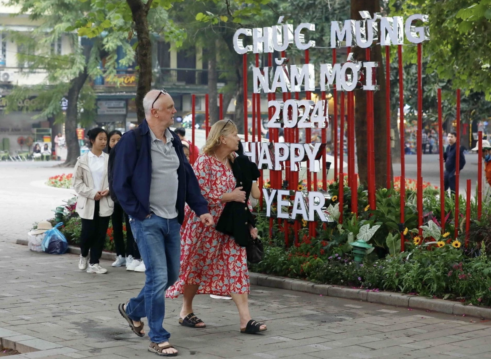 trong 3 ngày nghỉ Tết Dương lịch (từ ngày 30-12-2023 đến 1-1-2024), ước tính khách du lịch đến Hà Nội đạt 402.000 lượt khách, 