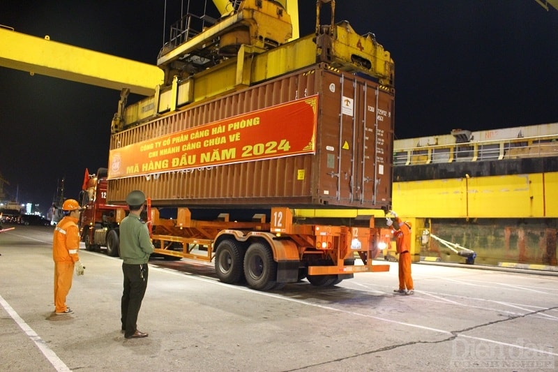 Mã hàng đầu tiên cập cảng Chùa Vẽ