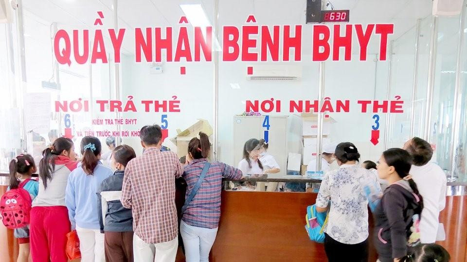 Nhiều người dân ngại thủ tục rườm rà nên đã không sử dụng BHYT khi chuyển viện.