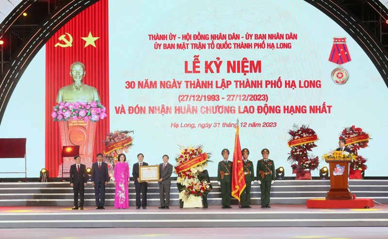 TP Hạ Long đón nhận Huân chương Lao động Hạng Nhất