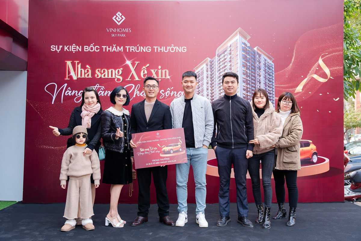 Khách hàng vui mừng bốc trúng xe ô tô điện VinFast VF 5 Plus khi mua nhà Vinhomes Sky Park