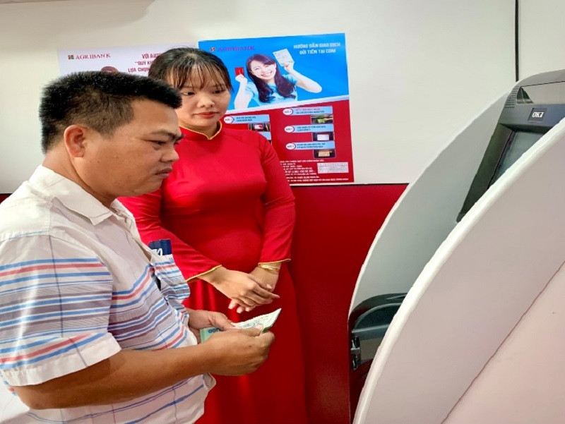 Khách hàng trải nghiệm tính năng mới của máy gửi rút tiền tự động AutoBank CDM