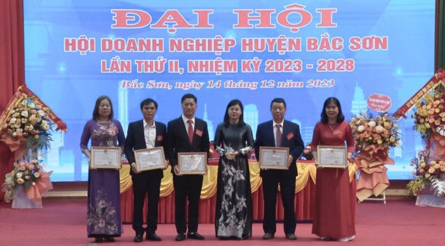 Phùng Thị Thanh Nga, Phó Bí thư huyện ủy, Chủ tịch UBND huyện tặng giấy khen cho các cá nhân Hội Doanh nghiệp huyện có thành tích xuất sắc trong nhiệm kỳ