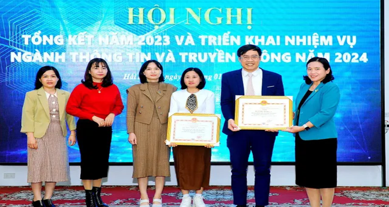 Phó Chủ tịch Thường trực HĐND tỉnh Nguyễn Thị Ngọc Bích trao danh hiệu tập thể lao động xuất sắc và Bằng khen của UBND tỉnh cho Phòng Thông tin - Báo chí - Xuất bản (Sở Thông tin và Truyền thông Hải Dương)