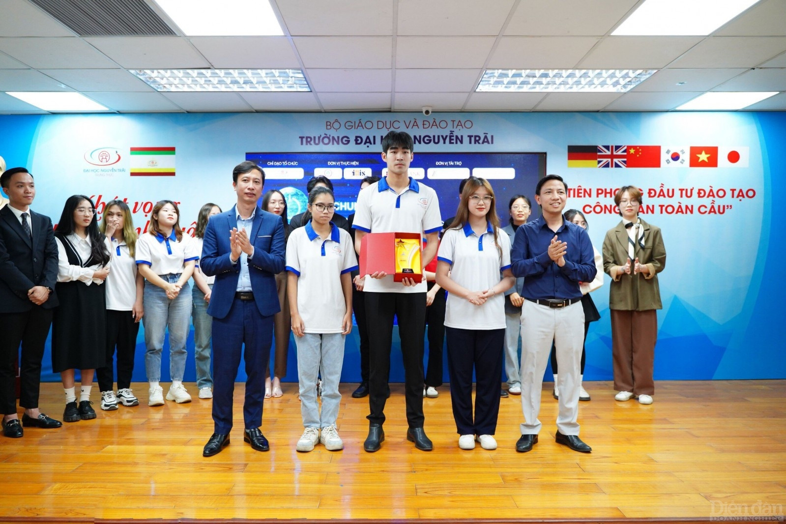 Nhóm đề tài dự án: “Trà gạo trái cây Nhân Bình” giành giải nhất tại Cuộc thi Chung kết cuộc thi Khởi nghiệp sáng tạo 2023 do Trường đại học Nguyễn Trãi tổ chức