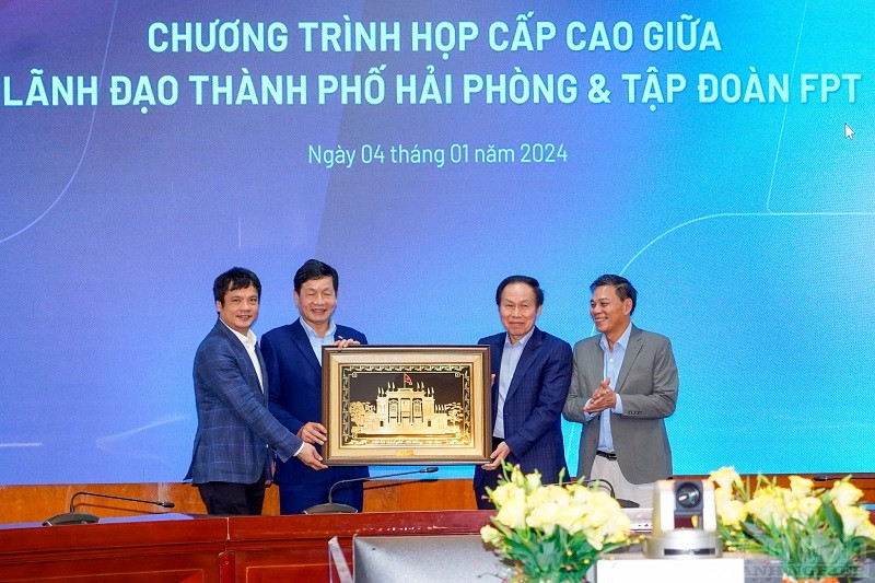 Lãnh đạo thành phố Hải Phòng và lãnh đạo Tập đoàn FPT trao quà lưu niệm