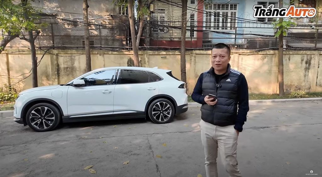 Admin kênh Trắng Auto đánh giá tính năng điều khiển xe từ xa rất thiết thực với người dùng