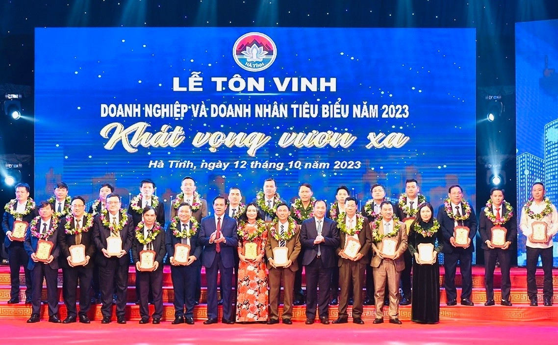 Bí thư Tỉnh ủy Hoàng Trung Dũng và Chủ tịch UBND tỉnh Võ Trọng Hải trao chứng nhận Doanh nghiệp tiêu biểu cho 24 Doanh nghiệp tiêu biểu năm 2023