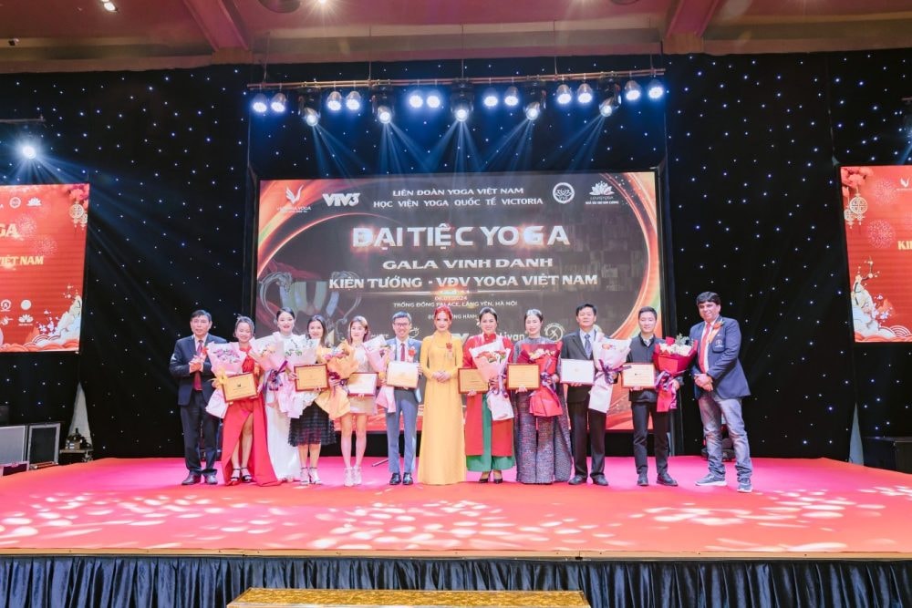 Tôn vinh các vận động viên xuất sắc trong các giải thi đấu Yoga Tôn vinh các vận động viên xuất sắc trong các giải thi đấu Yoga