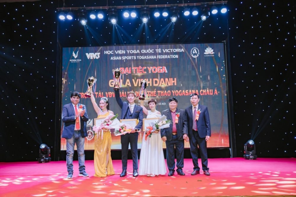 Tôn vinh các vận động viên xuất sắc trong các giải thi đấu Yoga Tôn vinh các vận động viên xuất sắc trong các giải thi đấu Yoga