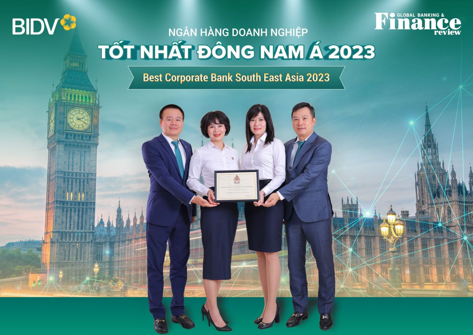 Đại diện BIDV nhận giải thưởng Ngân hàng 