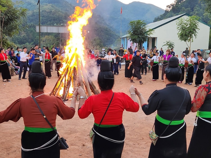 Bà con nhảy múa quanh đống lửa