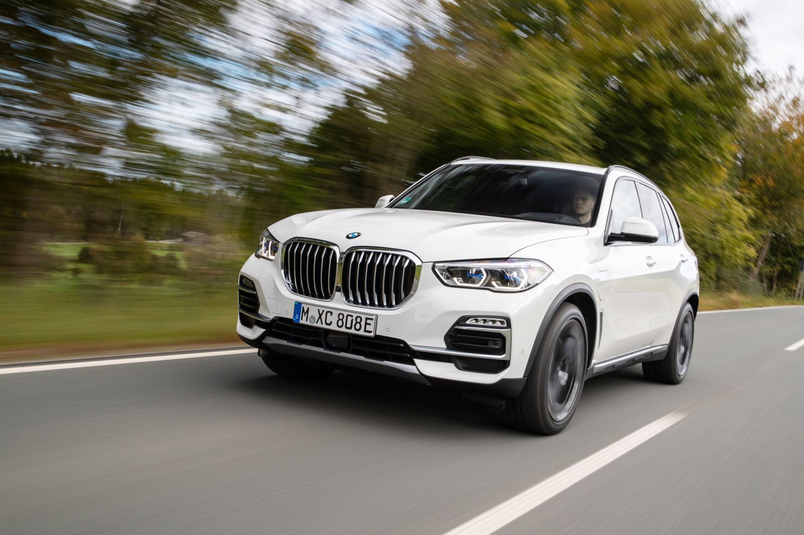 BMW X5 ưu đãi lên đến 50_ phí trước bạ