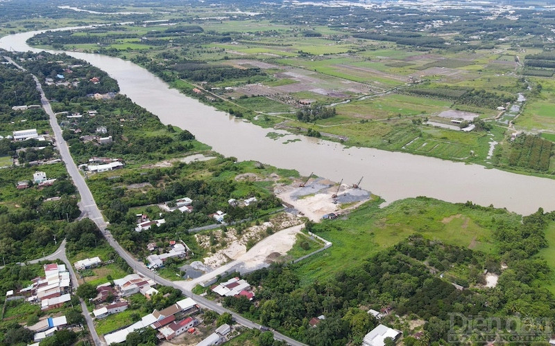 việc triển khai tuyến có thể nghiên cứu theo hướng gộp phần chính cao tốc làm 1 hoặc 2 dự án để phù hợp hơn. Khi thực hiện, một địa phương có thể đứng ra làm cơ quan điều phối chung. Đây được xem là giải pháp dễ kêu gọi đầu tư, thuận lợi cho vận hành, cũng như việc thu phí hoàn vốn khi dự án hoàn thành.