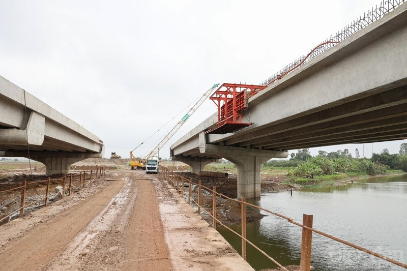 Công trường dự án Xây dựng tuyến đường bộ mới Nam Định - Lạc Quần - Đường bộ ven biển đoạn qua huyện Nam Trực (Ảnh Viết Dư)