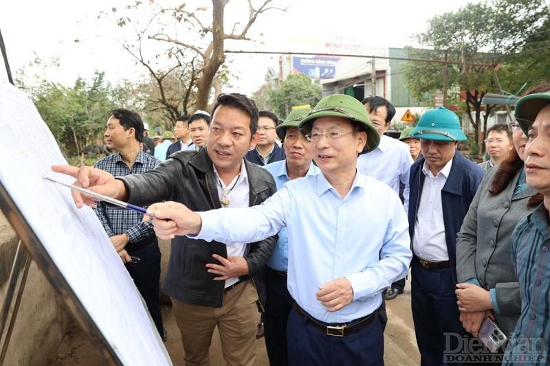 Phạm Đình Nghị, Phó Bí thư Tỉnh ủy, Chủ tịch UBND tỉnh kiểm tra tiến độ triển khai thực hiện dự án Xây dựng tuyến đường bộ mới Nam Định - Lạc Quần - Đường bộ ven biển đoạn qua huyện Xuân Trường (Ảnh Viết Dư)