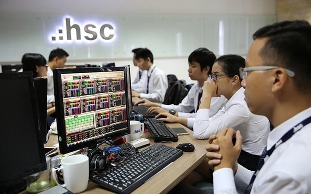 HSC cho biết, Ngày 07/12/2023, HSC được Ủy ban Chứng khoán Nhà nước cấp Giấy chứng nhận đăng ký chào bán cổ phiếu ra công chúng. Theo đó, Công ty dự kiến phát hành 297 triệu cổ phiếu thông qua 2 phương án là chào bán cho cổ đông hiện hữu và phát hành cổ phiếu để trả cổ tức đợt 2 năm 2021, qua đó tăng vốn điều lệ lên 7.552 tỷ đồng. Nguồn vốn thu được từ đợt chào bán được sử dụng để bổ sung vốn cho hoạt động cho vay ký quỹ và hoạt động tự doanh, góp phần nâng cao năng lực tài chính và phát triển hoạt động kinh doanh của HSC trong thời gian tới.