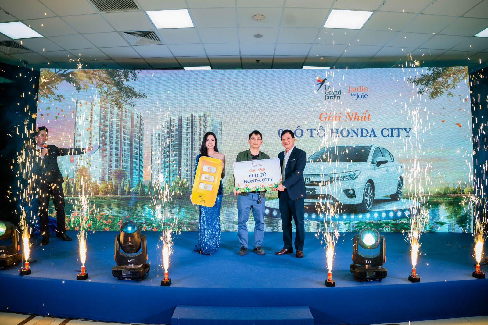 Lá thăm trúng thưởng xe ô tô Honda City phiên bản G năm 2023 đã gọi tên anh Bùi Thanh Tùng – Chủ nhân căn hộ tại tòa G4.