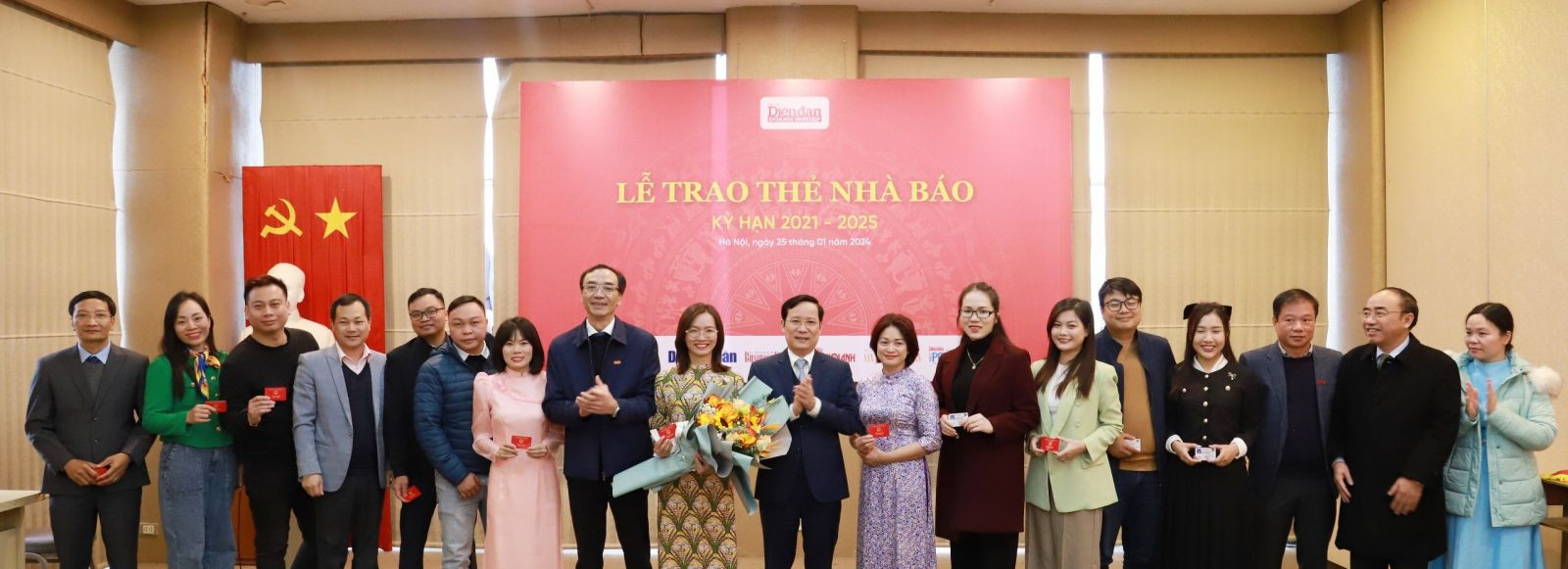 13 phóng viên được nhận thẻ nhà báo trong đợt lễ trao Thẻ nhà báo kỳ hạn 2021-2025 theo quyết định của Bộ Thông tin và Truyền thông