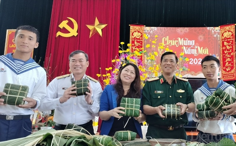 Đoàn công tác chuẩn bị quà tết chuyển lên tàu thăm, chúc tết cán bộ, chiến sỹ và nhân dân trên hai huyện đảo Cồn Cỏ, Lý Sơn