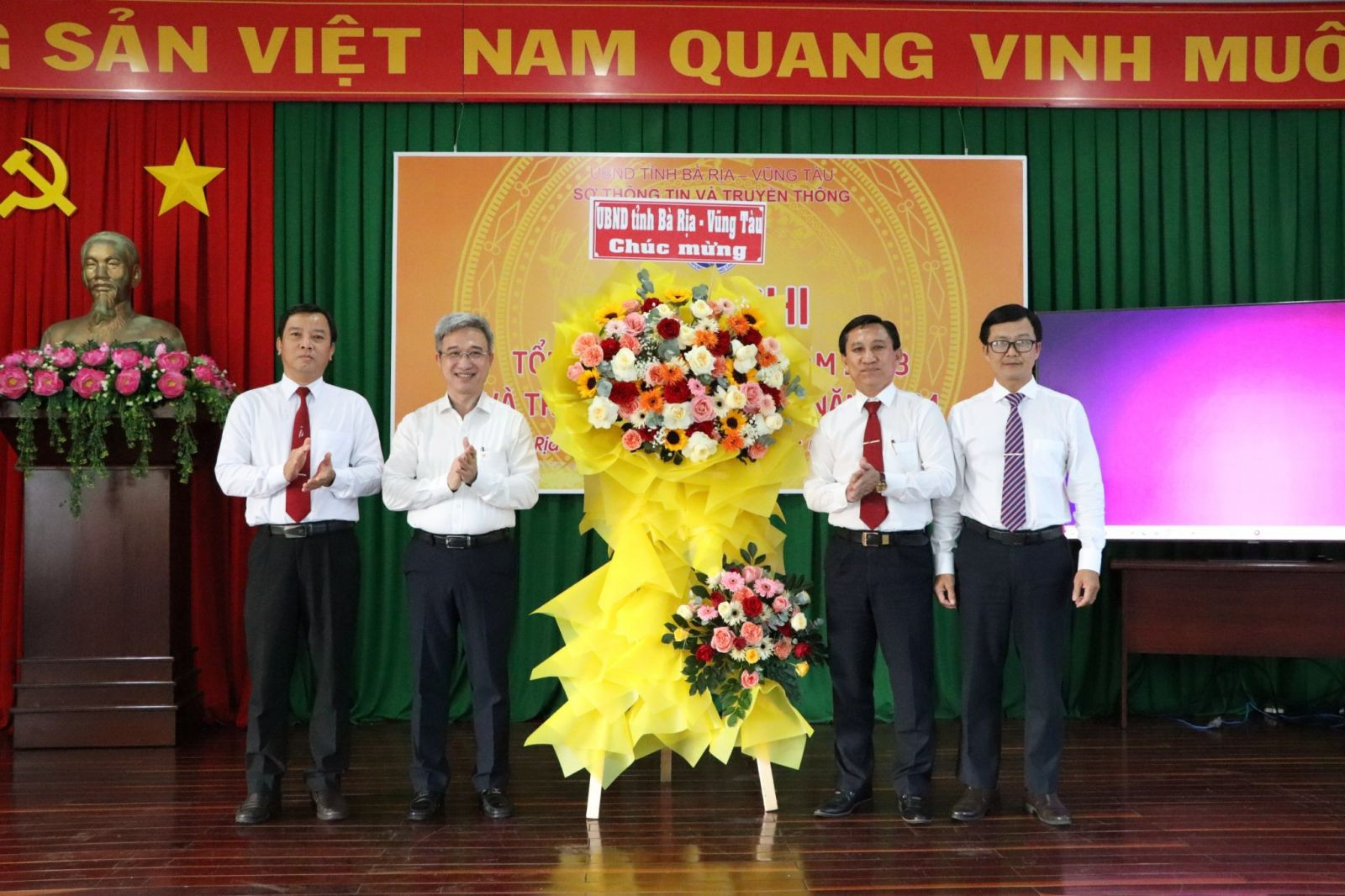 Ông Đặng Minh Thông - Phó Chủ tịch UBND tỉnh BR-VTp/tặng hoa chúc mừng lãnh đạo Sở TT&TT nhân Hội nghị tổng kết Ngành tháng 1/2024