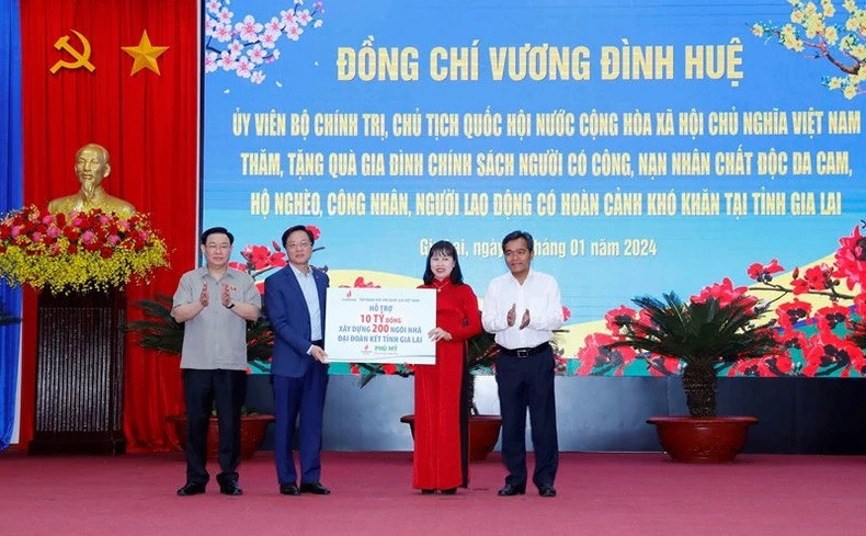 Chủ tịch Quốc hội cùng lãnh đạo tỉnh Gia Lai chứng kiến Tập đoàn dầu khí trao 200 căn nhà đại đoàn kết