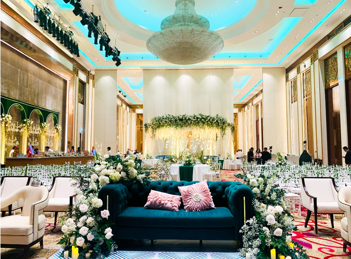 Không gian đại sảnh Grand Ballroom nơi tổ chức nghi lễ Sangeet của cô dâu và chú rể