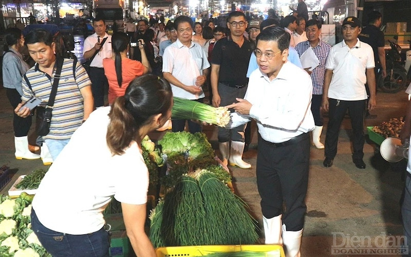 các sạp bán rau, củ tự phát cũng buôn bán hàng hóa không có nguồn gốc rõ ràng, không có sổ ghi chép xuất xứ. 