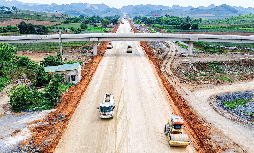 Các chủ đầu tư nỗ lực đẩy nhanh tiến độ xây dựng, thi công các công trình dự án giao thông trọng điểm.